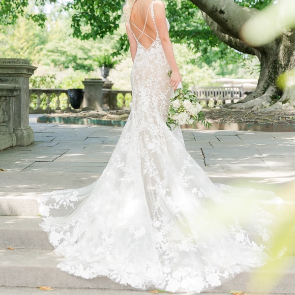 Enzoani Ora Wedding gown - Wedding size 4 - fits size 2 MESSAGE ME TO BUY**** - Picture 2 of 9